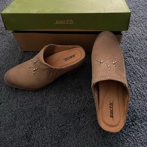 Earth clogs size 5